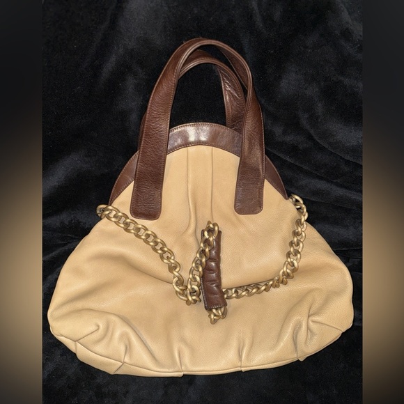 Chic Tan and Brown Shoulder Bag with Chain Detail - Picture 12 of 12